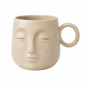 Tazza 350 ml in ceramica beige con volto in rilievo - stile contemporaneo